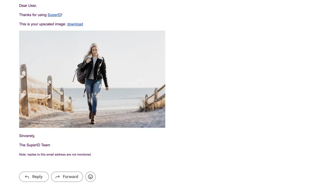 mujer caminando por la playa