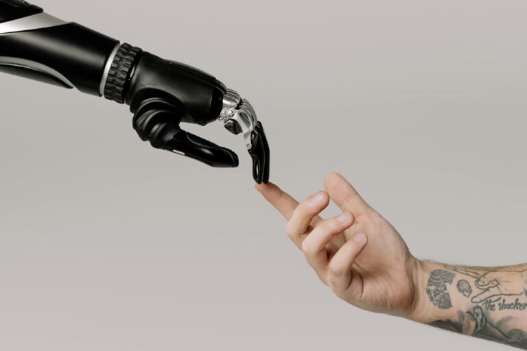 Une main robotisée touche une main humaine