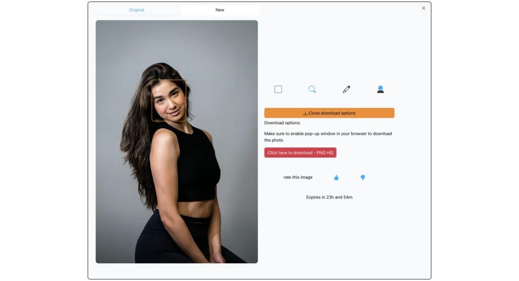 Giovane donna che sorride dopo aver utilizzato EraseID per cambiare le espressioni